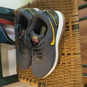 NIKE zoom running sneakers womens size 7.5